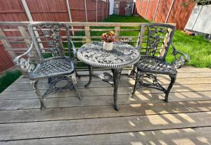 einen Tisch und zwei Stühle auf einer Terrasse in der Unterkunft Beautiful Double Room for One Person in Hither Green