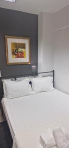 Ένα ή περισσότερα κρεβάτια σε δωμάτιο στο Cosy studio in Pilea Thessaloniki