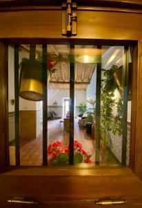 eine Glastür mit Blick auf ein Wohnzimmer in der Unterkunft Casa del Marqués in Fregenal de la Sierra