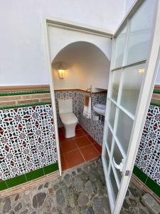 a bathroom with a toilet and a sink at Casa del Marqués in Fregenal de la Sierra