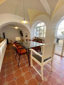 a dining room with a table and chairs at Casa del Marqués in Fregenal de la Sierra