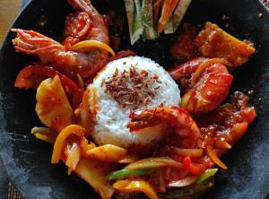 un plato de comida con camarones y arroz en Tanjungan, en Gili Gede