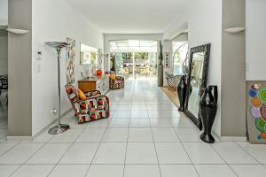 una sala de estar con un gran suelo de baldosa blanca en Au 120 Maison Ville Albigeoise, en Albi