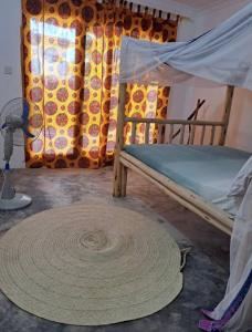 Fisherman Lodge في باجي: غرفة نوم بسرير وسجادة كبيرة