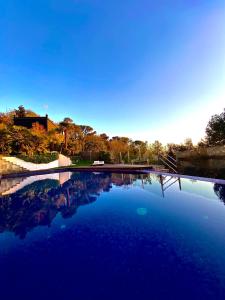 una gran piscina de agua azul en un patio en Aya House, en Barcelona