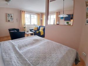 ein Schlafzimmer mit einem Bett und ein Wohnzimmer in der Unterkunft Ostseestrand in Juliusruh