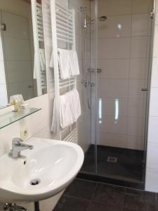 Uma casa de banho em Hotel Edelweiss Kitzbühel