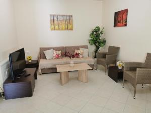 sala de estar con sofá y mesa de centro en Fiore di Rodi - Private Pool, Jacuzzi and Barbecue, en Ialisos