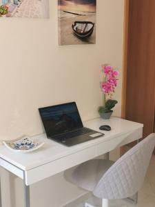 TV o dispositivi per l'intrattenimento presso Fiore di Rodi - Private Pool, Jacuzzi and Barbecue