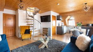 Televízia a/alebo spoločenská miestnosť v ubytovaní Aparthotel Delta Zakopane