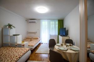 Voodi või voodid majutusasutuse Süllő utcai apartman Fonyód VÍZPARTI és PANORÁMÁS! ON THE WATERFRONT and with Balaton panorama! toas