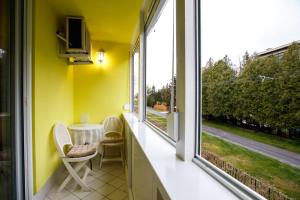 Rõdu või terrass majutusasutuses Süllő utcai apartman Fonyód VÍZPARTI és PANORÁMÁS! ON THE WATERFRONT and with Balaton panorama!