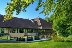 een extern uitzicht op een gebouw met glazen ramen bij Skanderborg Park in Skanderborg