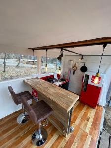 una cucina con un grande bancone in legno in una casa di Pre Hub 十勝 