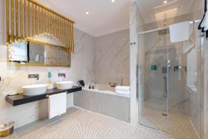 A bathroom at Castrum Wine Relais