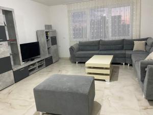 sala de estar con sofá y TV en Art villa, en Durrës