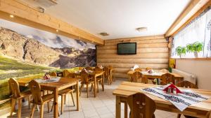 Televízia a/alebo spoločenská miestnosť v ubytovaní Aparthotel Delta Zakopane