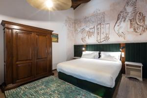 A bed or beds in a room at Castrum Wine Relais