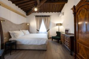 A bed or beds in a room at Castrum Wine Relais