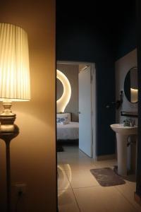 Bilik mandi di Cozy Modern Home Mount Austin JB Miko Homestay +98 gambar