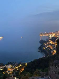 uma vista de uma cidade à noite com uma ponte em Village Médiévale, superbe appartement vu mer et Monaco em Roquebrune-Cap-Martin