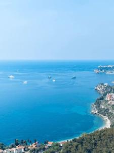 Uma vista aérea de Village Médiévale, superbe appartement vu mer et Monaco