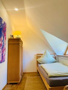 ein kleines Schlafzimmer mit einem Bett und einem Fenster in der Unterkunft Landurlaub auf Hinners-Hoff in Bendingbostel