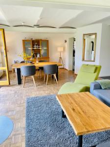 ein Wohnzimmer mit einem Sofa und einem Tisch in der Unterkunft Landurlaub auf Hinners-Hoff in Bendingbostel