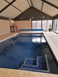 Bazén v ubytovaní La Chaumière avec piscine privée, à 5 minutes du Mont St-Michel alebo v jeho blízkosti