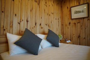 Postel nebo postele na pokoji v ubytování Lavender Dalat Hotel and Resorts