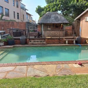 a swimming pool with a gazebo in a yard at Guest house Winklespruit in Kingsborough