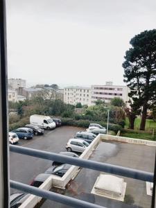- une vue sur un parking avec des voitures garées dans l'établissement maison spacieuse centre et plage, à Brest