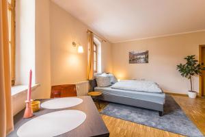 Stadtgut Mölkau Rooms & Apartments tesisinde bir odada yatak veya yataklar