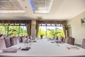 een vergaderzaal met een lange tafel en stoelen bij The Orchard Resort & Spa Melaka I World Spa Awards Winner I Free Access to Outdoor Spa Pool in Melaka