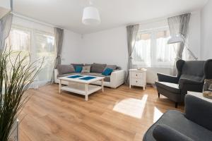 sala de estar con sofá y mesa en Apartamenty Apartinfo - Blue Side Family, en Gdansk