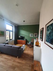 a living room with a couch and a table at Sonniges Altstadt Nest in Magdeburg