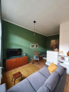 a living room with a couch and a flat screen tv at Sonniges Altstadt Nest in Magdeburg