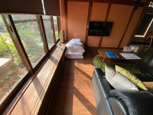 sala de estar con sofá y mesa en 山鹿師蔵 en Yamaga