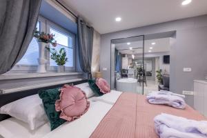 um quarto com uma cama grande e uma janela grande em MM estetika rooms em Bled