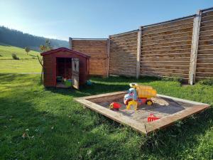 einen Sandkasten mit einem Spielzeug im Sand im Hof in der Unterkunft Ferienhaus Kaltenbach in Titisee-Neustadt