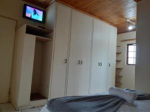 Tempat tidur dalam kamar di Kwesethu Guesthouse
