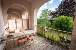 a patio with a table and chairs on a balcony at Schloss Hornegg in Preding