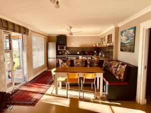 sala de estar con sofá y mesa en Primo farm, en Paarl