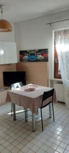 une table et des chaises dans une cuisine avec une table et une table dans l'établissement Marghe Town, à Lazise