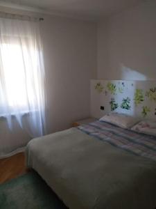 une chambre avec un lit et une fenêtre dans l'établissement Marghe Town, à Lazise