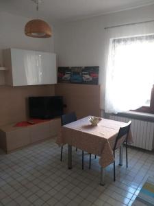 eine Küche mit einem Tisch und Stühlen im Zimmer in der Unterkunft Marghe Town in Lazise
