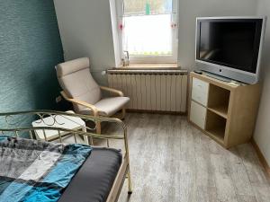 TV a/nebo společenská místnost v ubytování Ferienhaus Klinder