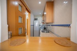cocina con encimera de madera y nevera en Beautiful 2 bedrooms Apartment in Agua Mundo, en Benidorm