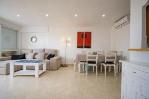 ein Wohnzimmer mit einem Sofa und einem Tisch in der Unterkunft Beautiful 2 bedrooms Apartment in Agua Mundo in Benidorm