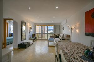 ein Wohnzimmer mit 2 Betten und einem Sofa in der Unterkunft Beautiful 2 bedrooms Apartment in Agua Mundo in Benidorm
